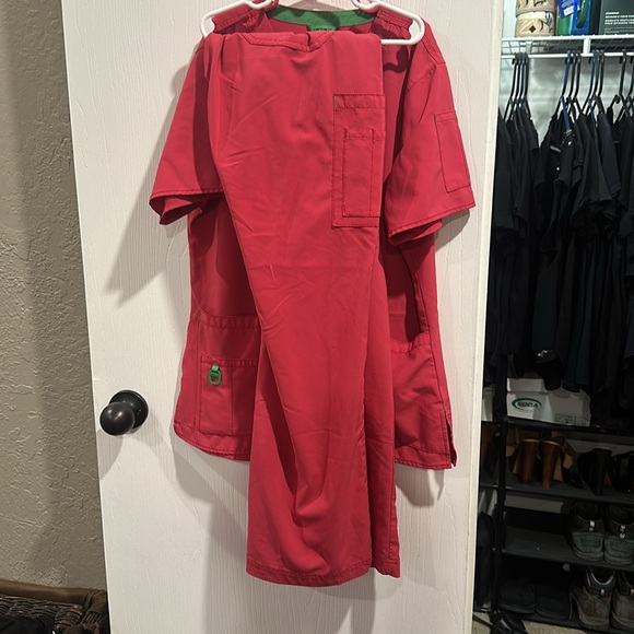 Carhartt Scrub Set Pink- small - Picture 2 of 2